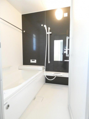 浴室　ゆったりサイズの一坪風呂は大人でも足を伸ばせる広々空間。窓も付いて通風・採光と清潔感ある浴室です。