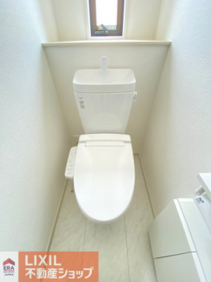 トイレ　明るい窓付きの温水洗浄便座付きトイレ