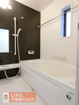 浴室　ゆったりサイズの一坪風呂は大人でも足を伸ばせる広々空間。窓も付いて通風・採光と清潔感ある浴室です。