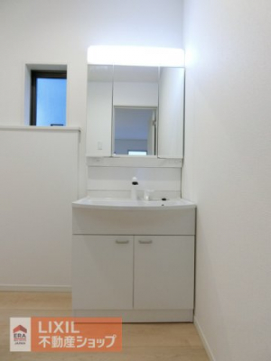 洗面台・洗面所　3面鏡タイプの独立洗面台は、横髪や後ろ髪のヘアセット時にも大活用です。 シャワーヘッド付きで鏡面裏も収納力もたっぷり。