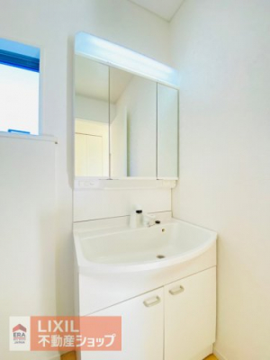 洗面台・洗面所　3面鏡タイプの独立洗面台は、横髪や後ろ髪のヘアセット時にも大活用です。シャワーヘッド付きで三面鏡の裏側にアイテムを収納できます！