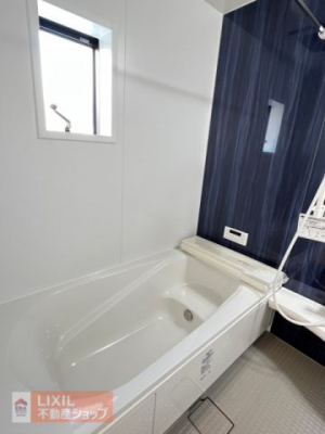 浴室　ゆったりサイズの一坪風呂は大人でも足を伸ばせる広々空間。毎日の疲れを癒してください！窓も付いて通風・採光と清潔感ある浴室です。現地でお風呂の中に入って確認して下さい！