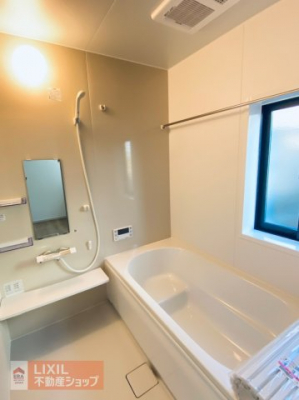 浴室　ゆったりサイズの一坪風呂は大人でも足を伸ばせる広々空間。毎日の疲れを癒してください！窓も付いて通風・採光と清潔感ある浴室です。現地でお風呂の中に入って確認して下さい！