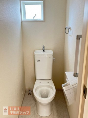 トイレ　明るい窓付きの温水洗浄便座付きトイレ