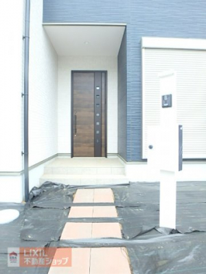 　【エントランス】現地完成写真。ゆったりとした玄関。奥行きのあるポーチで雨の日も安心です。