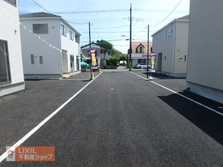 その他　【前面道路】現地完成写真。道幅や駐車など実際の現地もぜひご確認ください。