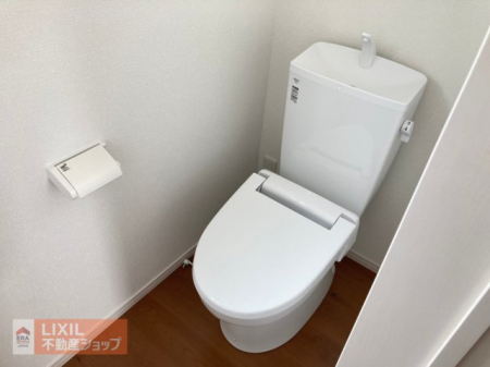 トイレ　【トイレ】現地完成写真。温水洗浄暖房便座付き。２階にもトイレがございます。