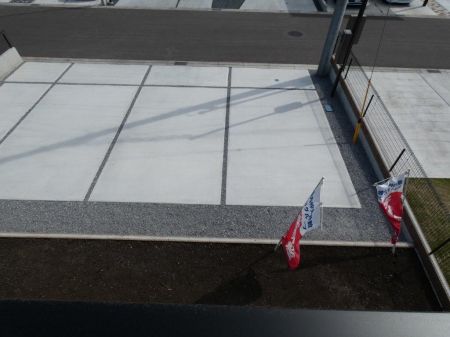 　【建物からの眺望】現地完成写真。バルコニーからの景色。十分な間隔が確保されております。