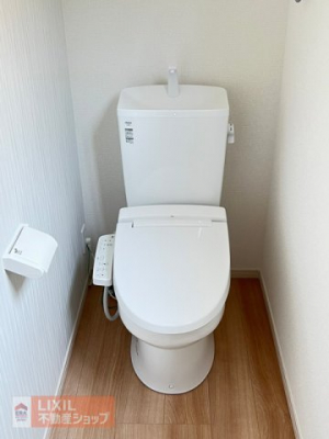 トイレ　【トイレ】現地完成写真。温水洗浄暖房便座付き。２階にもトイレがございます。