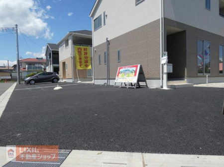 　【駐車スペース】現地完成写真。ゆったりとした駐車スペースになります。