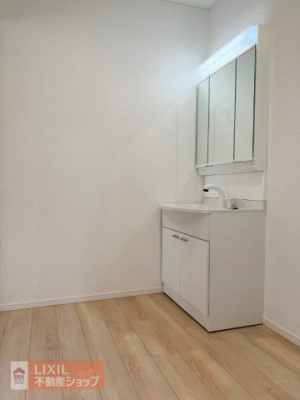 　【脱衣所】現地完成写真。洗面脱衣所はゆったりとしたスペースで使いやすいです。