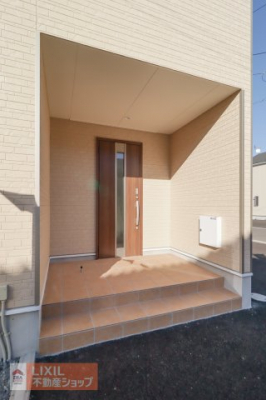 　【エントランス】現地完成写真。ゆったりとした玄関。奥行きのあるポーチで雨の日も安心です。