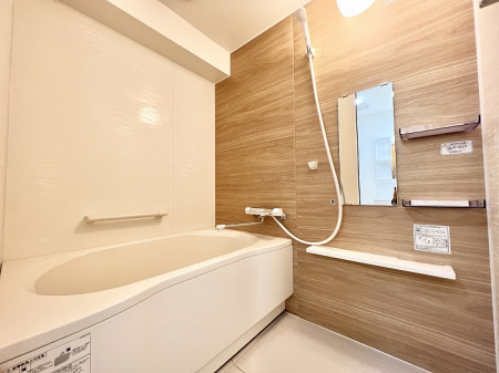 浴室　ナチュラルウッドの木目調が落ち着く色合いの浴室は新品交換済みです