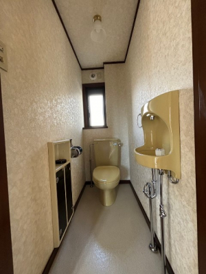 トイレ　1階トイレ内には手洗い水栓もあります