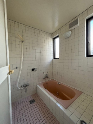 浴室　窓が2箇所でカビ対策も安心。1坪の広さがあります。