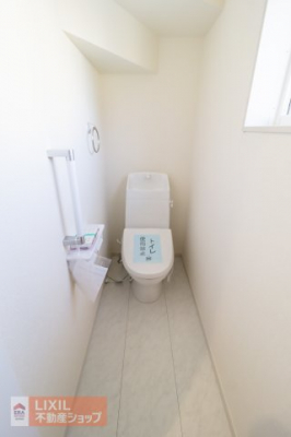 トイレ　【トイレ】現地完成写真。温水洗浄暖房便座付き。