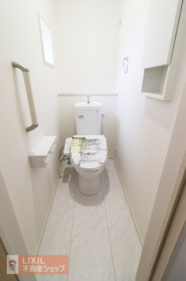 トイレ　【トイレ】現地完成写真。温水洗浄暖房便座付き。