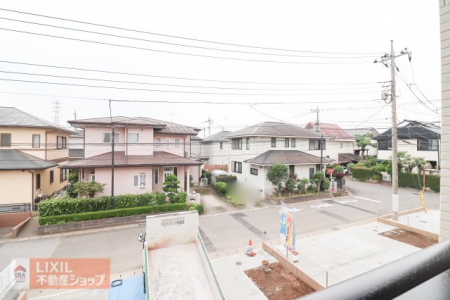 ���̑��@�y��������̒��]�z���n�����ʐ^�B�o���R�j�[����̌i�F�B��ɒ��ԏ�Ɠ��H������̂Ō������̂��Ƃ܂ł��\���ȊԊu���m�ۂ���Ă���܂��B