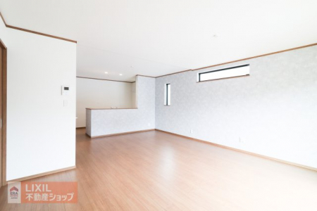 �@�y���r���O�_�C�j���O�z���n�����ʐ^�B�̌�����ɔz�u���邱�ƂŉƋ�̃��C�A�E�g�����₷���Ȃ��Ă��܂��B�Ζʎ��L�b�`���ł��H���̏��������Ȃ��炲�Ƒ��Ƃ̉�b���y���߂܂��B