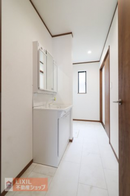 �@�y�E�ߏ��z���n�����ʐ^�B���ʒE�ߏ��͂������Ƃ����X�y�[�X�ƂȂ��Ă���܂��B�܂��A�����E���C�p�̏������t���Ă�����K�ɂ��g�������܂��B���q�l�ƈꏏ�ɓ����Ă����ւ��X�y�[�X����Ƃ肪����܂��ˁB