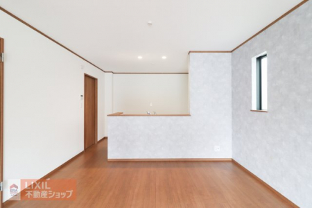 �@�y�_�C�j���O�z���n�����ʐ^�B�̌�����ɔz�u���邱�ƂŉƋ�̃��C�A�E�g�����₷���Ȃ��Ă��܂��B�Ζʎ��L�b�`���ł��H���̏��������Ȃ��炲�Ƒ��Ƃ̉�b���y���߂܂��B