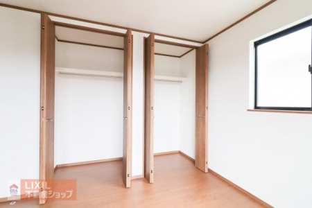 ���[�@�y���[�z���n�����ʐ^�B�N���[�[�b�g��2�ӏ�����\���Ȏ��[�͂�����܂��B�V�䂢���ς��܂ł��܂����e�ʃT�C�Y