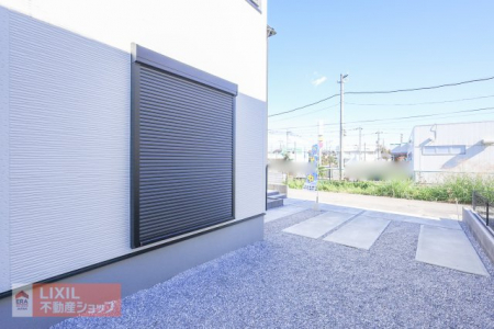 @yhƐݔznʐ^BPKrOɂ͉J̋ɂ𗧂hƃVb^[Ă܂B