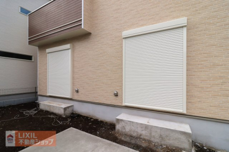 @yhƐݔznʐ^BPKrOɂ͉J̋ɂ𗧂hƃVb^[Ă܂B