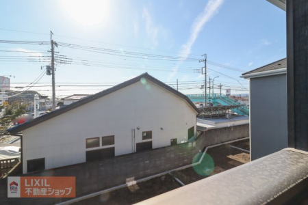 ���̑��@�y��������̒��]�z���n�����ʐ^�B�o���R�j�[����̌i�F�B�\���ȊԊu���m�ۂ���Ă���܂��B