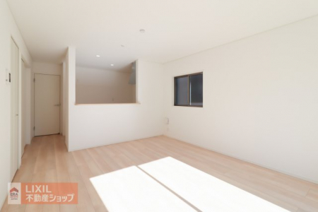 �@�y�_�C�j���O�z���n�����ʐ^�B�Ƒ��ł��낰��_�C�j���O�ł��B�Ζʎ��L�b�`���ł��H���̏��������Ȃ��炲�Ƒ��Ƃ̉�b���y���߂܂��B