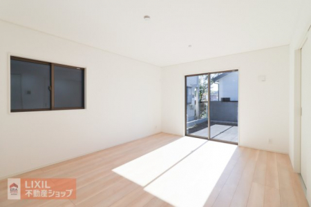 ���r���O�@�y���r���O�z���邢�������̓���15���̃��r���O�͉Ƒ��c���̏ꏊ�ɂ͍œK�ł��B���r���O�̂ǂ��ɂ��Ă��L�b�`���ɂ��邲�Ƒ��Ƃ����b�����ł��܂��B�Ƌ�������Ă���Ƃ肪����L���ł��B