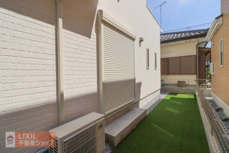 @yhƐݔznʐ^BPKrOɂ͉J̋ɂ𗧂hƃVb^[Ă܂B