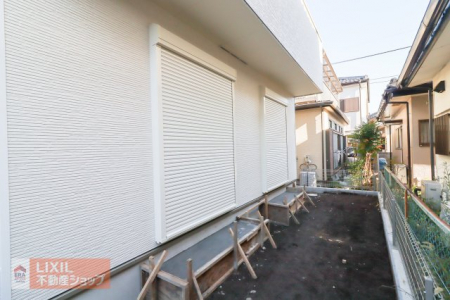 @yhƐݔznʐ^BPKrOɂ͉J̋ɂ𗧂hƃVb^[Ă܂B