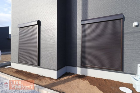 �@�y�h�Ɛݔ��z���n�����ʐ^�B�P�K���r���O�ɂ͉J���̋������ɂ��𗧂h�ƃV���b�^�[�����Ă��܂��B