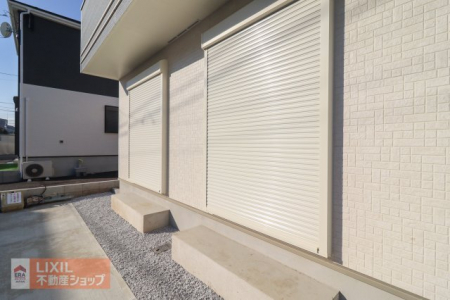 @yhƐݔznʐ^BPKrOɂ͉J̋ɂ𗧂hƃVb^[Ă܂B