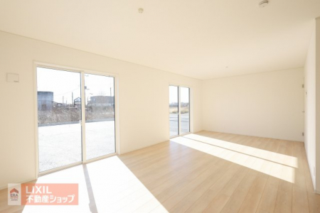 �@�y���r���O�_�C�j���O�z�Ƒ��c���̋�Ԃ͑傫�����Ŗ��邭���ʂ��̗ǂ����K�ȋ�ԂƂȂ��Ă��܂��B