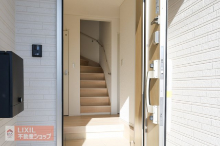 �@�y�h�Ɛݔ��z���n�����ʐ^�B���S�̃_�u�����b�N�B�P�K���r���O�ɂ͉J���̋������ɂ��𗧂h�ƃV���b�^�[�����Ă��܂��B