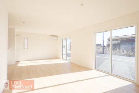 ���r���O�@�y���r���O�z���邢�������̓���21.7���̃��r���O�͉Ƒ��c���̏ꏊ�ɂ͍œK�ł��B���r���O�̂ǂ��ɂ��Ă��L�b�`���ɂ��邲�Ƒ��Ƃ����b�����ł��܂��B�Ƌ�������Ă���Ƃ肪����L���ł��B