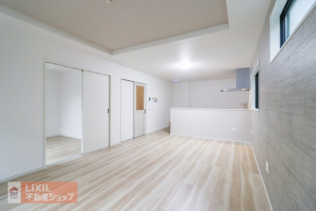 �@�y�_�C�j���O�z���n�����ʐ^�B�Ƒ��ł��낰��_�C�j���O�ł��B�Ζʎ��L�b�`���ł��H���̏��������Ȃ��炲�Ƒ��Ƃ̉�b���y���߂܂��B