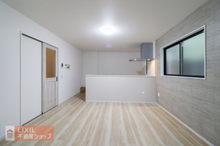 �@�y�_�C�j���O�z���n�����ʐ^�B�Ƒ��ł��낰��_�C�j���O�ł��B�Ζʎ��L�b�`���ł��H���̏��������Ȃ��炲�Ƒ��Ƃ̉�b���y���߂܂��B