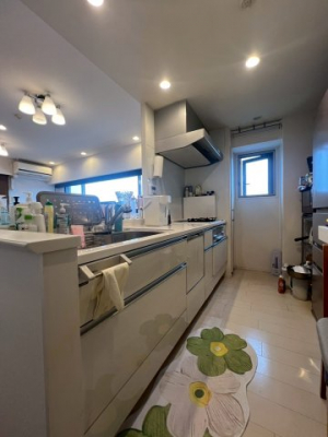 �L�b�`���@�Ƒ��ł̃R�~���j�P�[�V�������Ƃ��Ζʌ^�V�X�e���L�b�`���ł��B�����ɃV���N�ƃR�������܂Ƃ߂��V���v���Ȍ`�ł��B