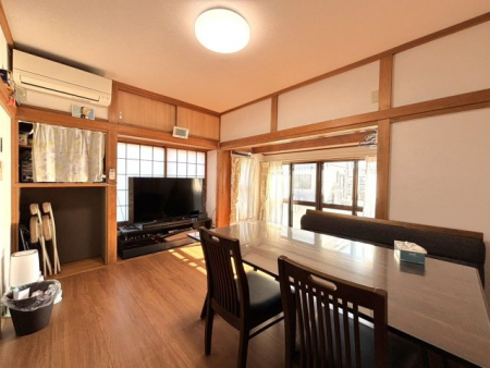 ���r���O�@�a���ȕ��͋C�������ł��ˁB�L�b�`���e�[�u����u���Ă���Ƃ肪����܂��B