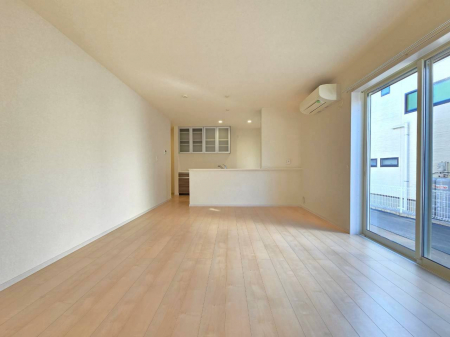 ���r���O�@�y���ԁE���r���O�z16���̍L�XLDK�́A�쑤�̑傫�ȑ����炽���Ղ�̗z�����������邢��Ԃł��􃊃r���O���ɂ�4.5���̗m���a����אځB��̊��̂����Ԃ����܂�܂��B