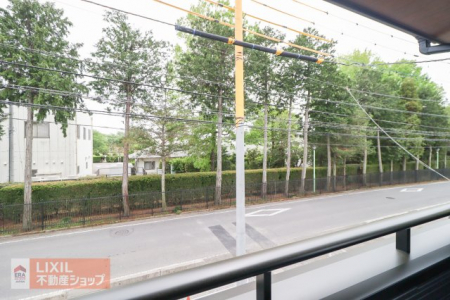 ���̑��@�y��������̒��]�z���n�����ʐ^�B�o���R�j�[����̌i�F�B�������L���̂ŏ\���ȊԊu���m�ۂ���Ă���܂��B