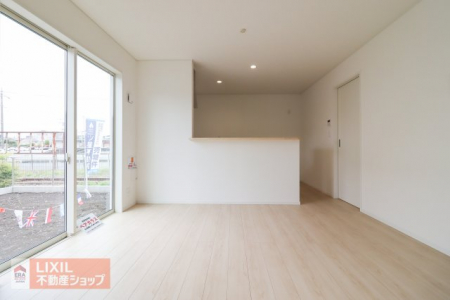 �@�y�_�C�j���O�^���n�����ʐ^�z�Ƒ��ł��낰��_�C�j���O�ł��B�Ζʎ��L�b�`���ł��H���̏��������Ȃ��炲�Ƒ��Ƃ̉�b���y���߂܂��B�_�C�j���O�e�[�u����u���Ă���Ƃ�̂���L���ł��B