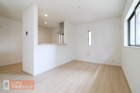 �@�y�_�C�j���O�z���n�����ʐ^�B�Ƒ��ł��낰��_�C�j���O�ł��B�Ζʎ��L�b�`���ł��H���̏��������Ȃ��炲�Ƒ��Ƃ̉�b���y���߂܂��B