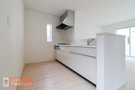 �L�b�`���@�y�L�b�`���z���n�����ʐ^�B�J�E���^�[�L�b�`������S�̂����n���ĉƑ��Ƃ̉�b���e�݂܂��ˁ�V���N���̎��[�������������܂��B