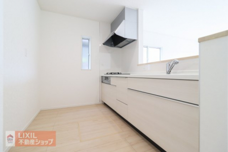 �L�b�`���@�y�L�b�`���z���n�����ʐ^�B�J�E���^�[�L�b�`������S�̂����n���ĉƑ��Ƃ̉�b���e�݂܂��ˁ�V���N���̎��[�������������܂��B