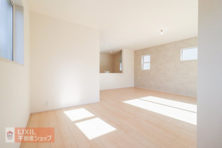 �@�y�_�C�j���O�^���n�����ʐ^�z�Ƒ��ł��낰��_�C�j���O�ł��B�Ζʎ��L�b�`���ł��H���̏��������Ȃ��炲�Ƒ��Ƃ̉�b���y���߂܂��B�_�C�j���O�e�[�u����u���Ă���Ƃ�̂���L���ł��B