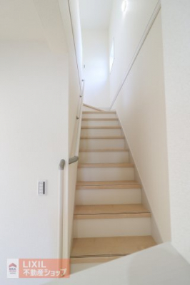 ���̑����ρ@�y�����^���n�����ʐ^�z���r���O�̋߂��ɊK�i���ݒu����Ă��܂��̂ŁA���Ƒ��Ɗ�����킹��^�C�~���O�����R�Ƒ����܂��B�K�i�ɂ͎肷����ݒu����Ă��܂��̂ň��S�ł��B